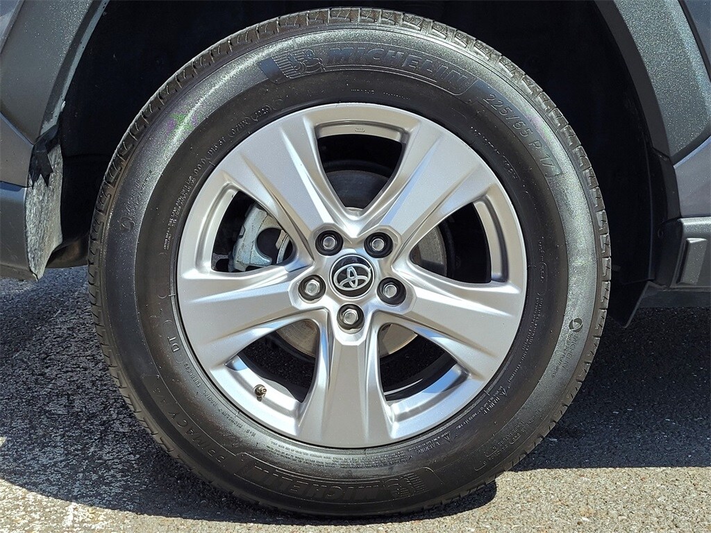 2023 Toyota RAV4 XLE photo 4