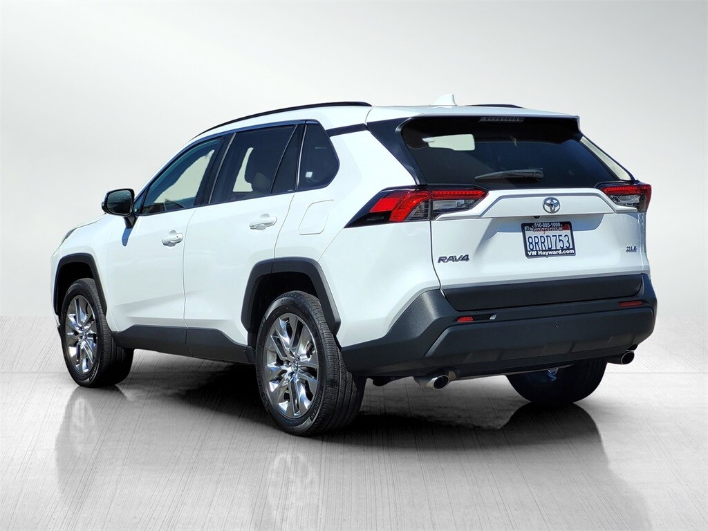 2020 Toyota RAV4 XLE Premium photo 6