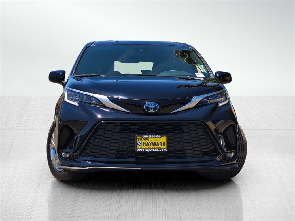 2021 Toyota Sienna XSE photo 2