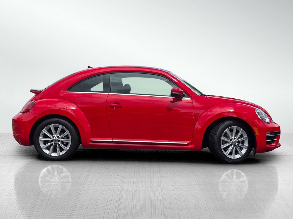 2018 Volkswagen Beetle 2.0T SE photo 2