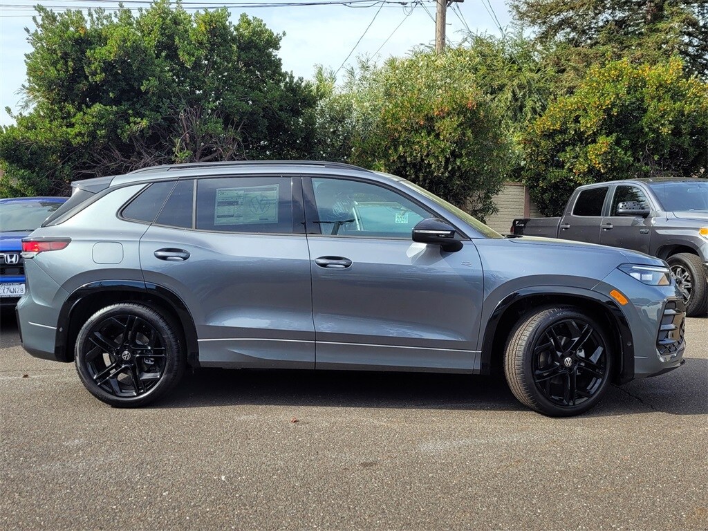 New 2025 Volkswagen Tiguan 2.0T SE R-Line Black SUV