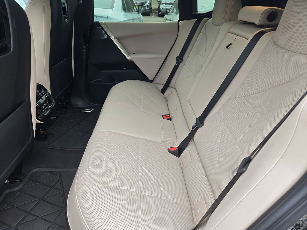 2024 BMW iX M60 photo 3