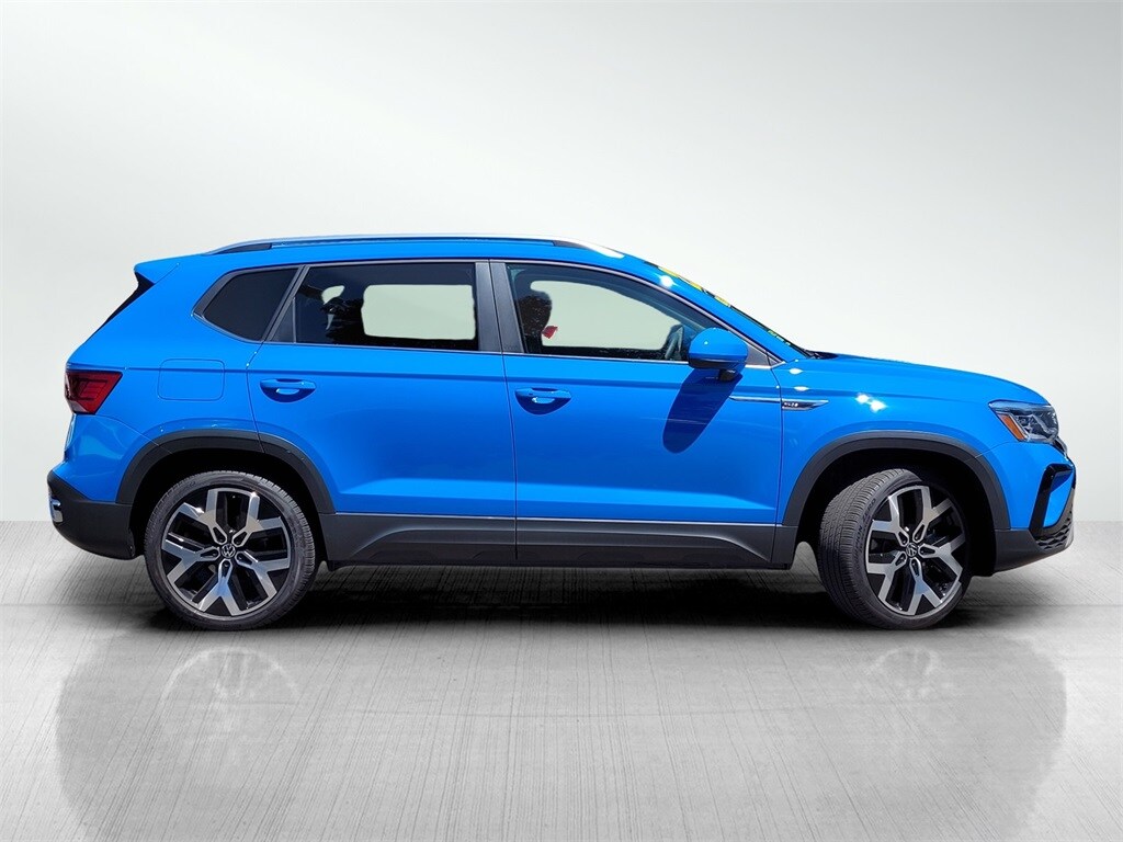 2022 Volkswagen Taos SEL photo 3