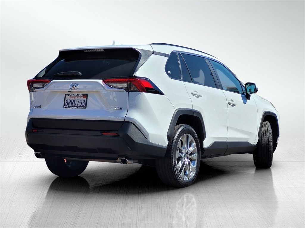2020 Toyota RAV4 XLE Premium photo 4
