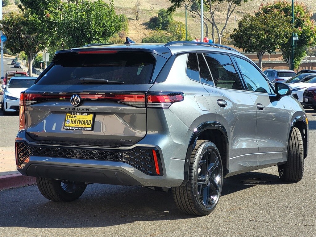 2026 Volkswagen Tiguan SE R-Line Black photo 2