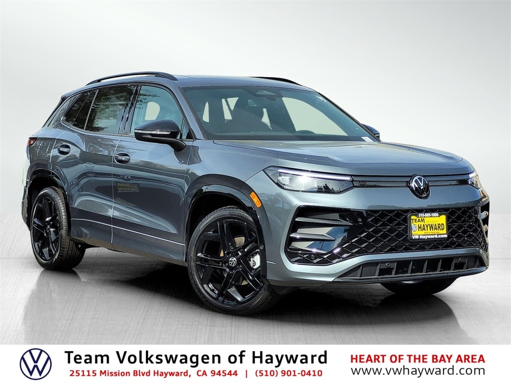 2025 Volkswagen Tiguan SE R-LINE BLACK's photo