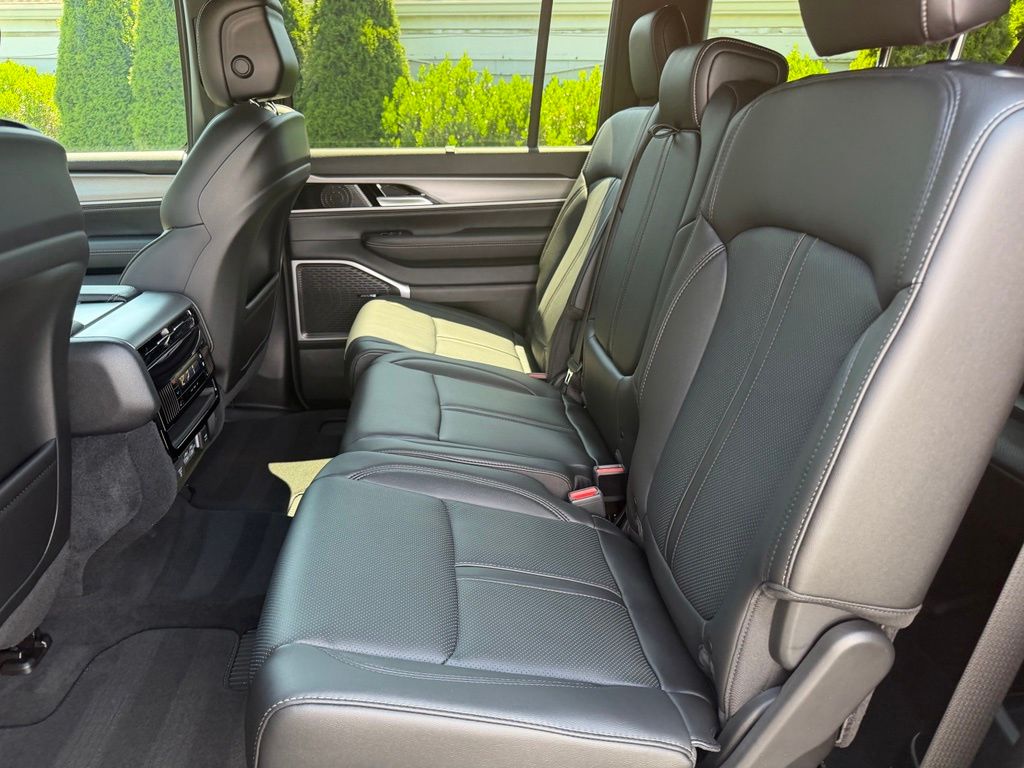 2025 Jeep Wagoneer L Series I - Photo 13