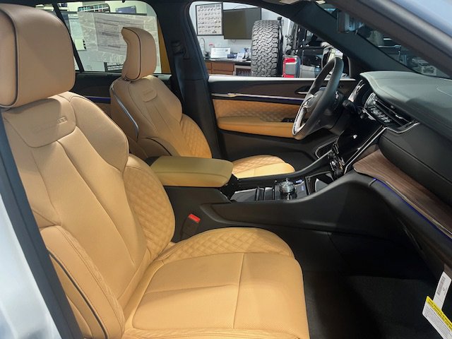 2025 Jeep Grand Cherokee Summit photo 2