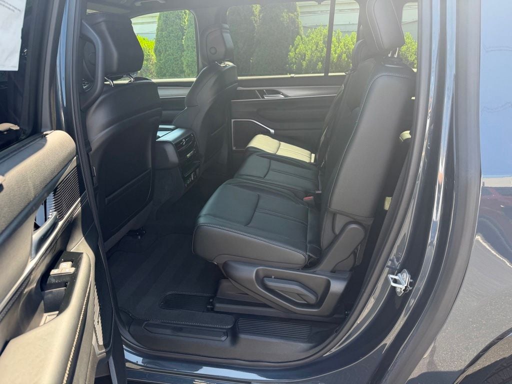 2025 Jeep Wagoneer L Series I - Photo 12