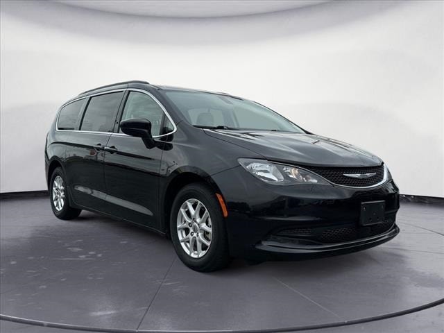 2021 Chrysler Voyager's photo