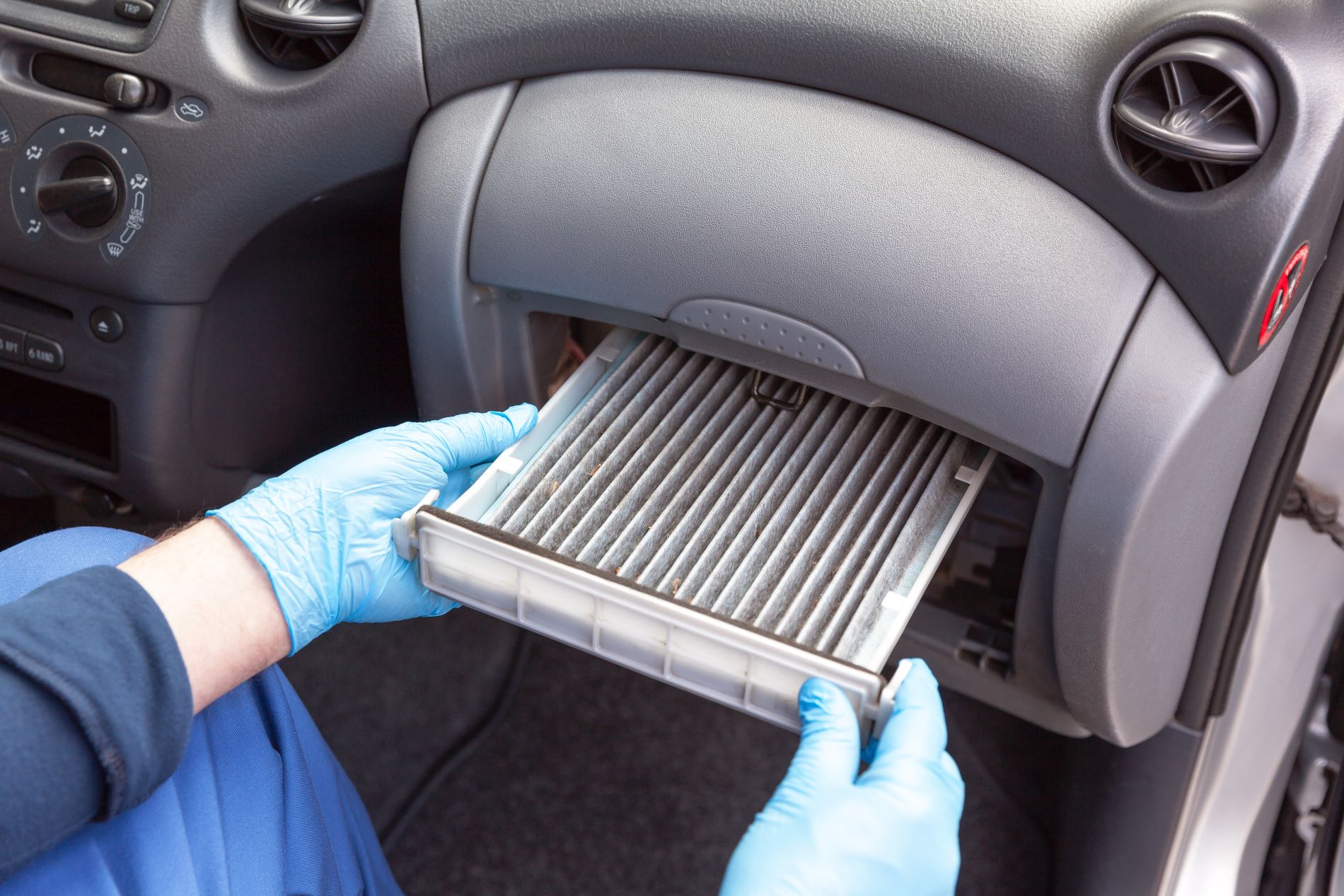 Warning signs of a damaged air filter, Air filter housing, A dirt car air filter can reduce the coolness of your car air and prevent clean air from coming in