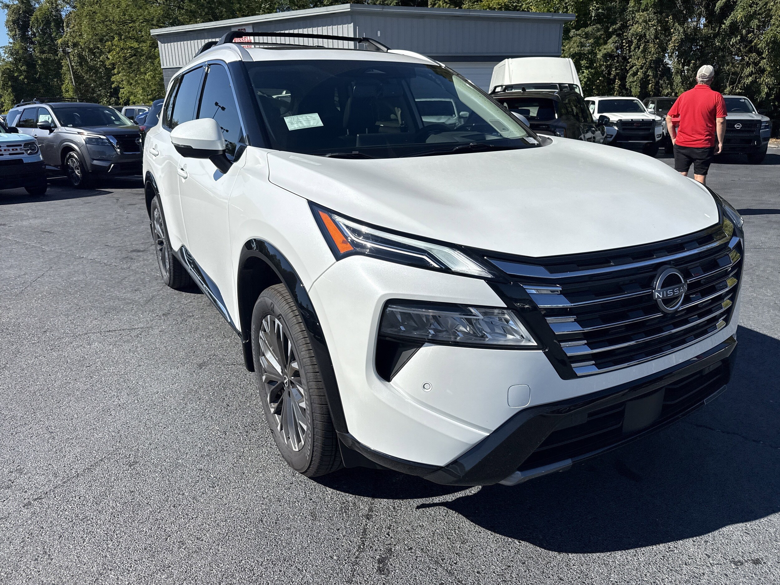 2025 Nissan Rogue Platinum photo 3