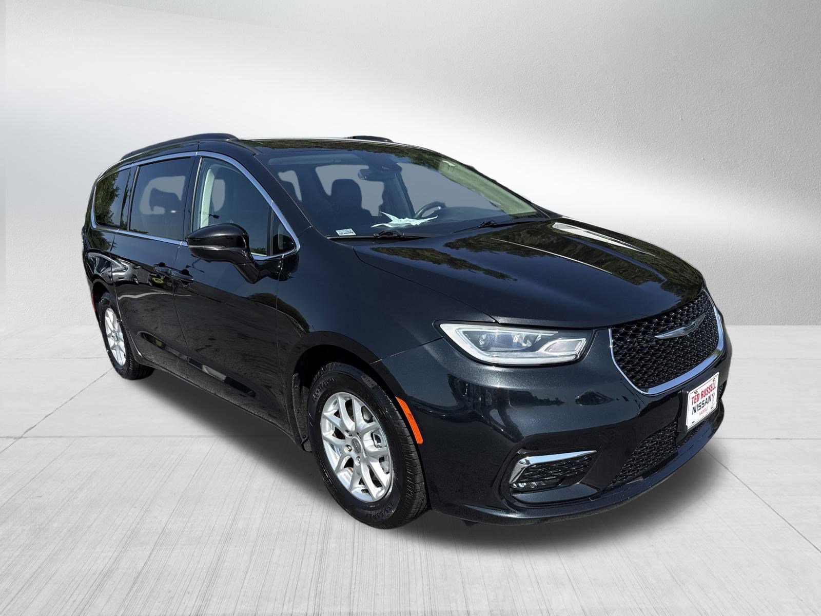 2022 Chrysler Pacifica Touring L photo 2
