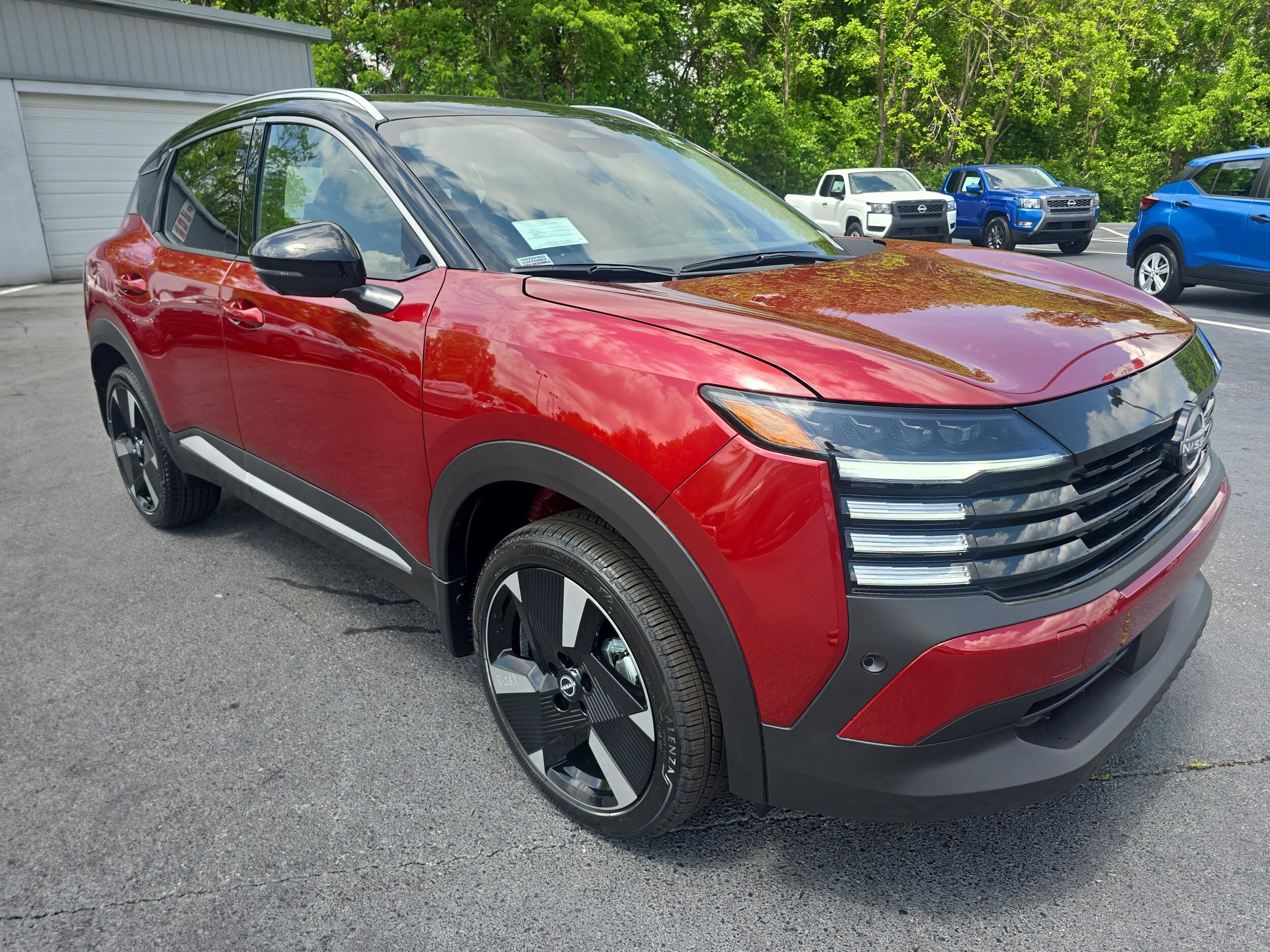 2025 Nissan Kicks SR photo 3