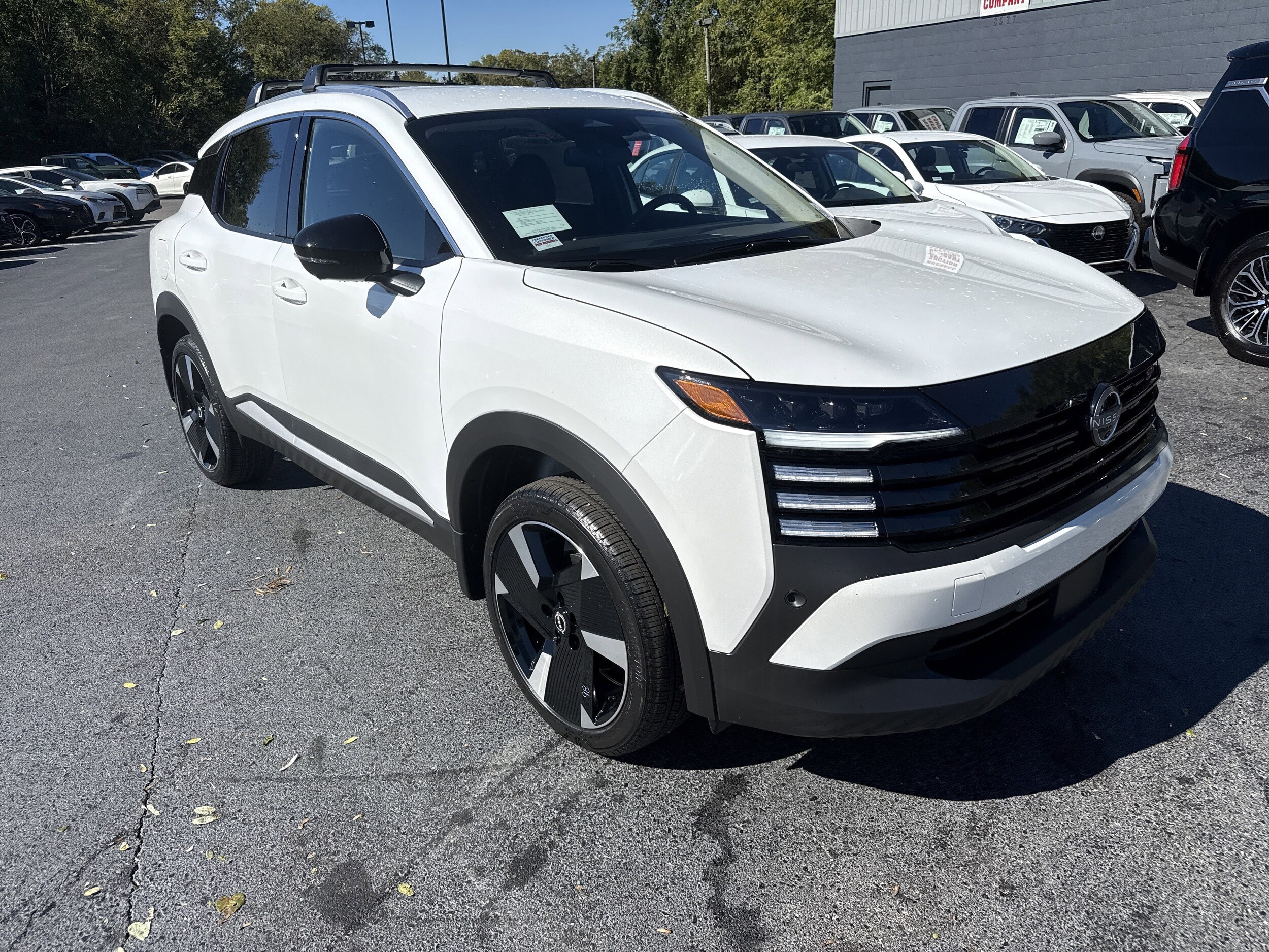 2026 Nissan Kicks SR photo 3