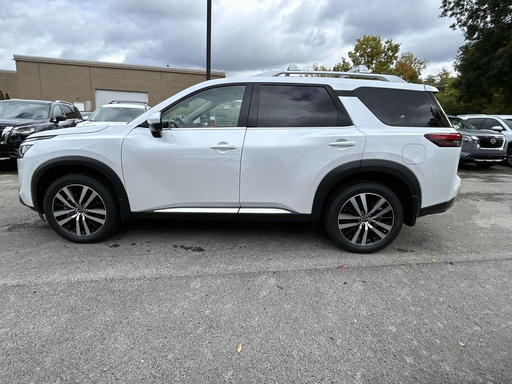 2025 Nissan Pathfinder Platinum photo 3