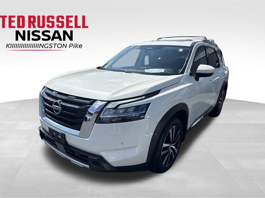 2024 Nissan Pathfinder Platinum's photo
