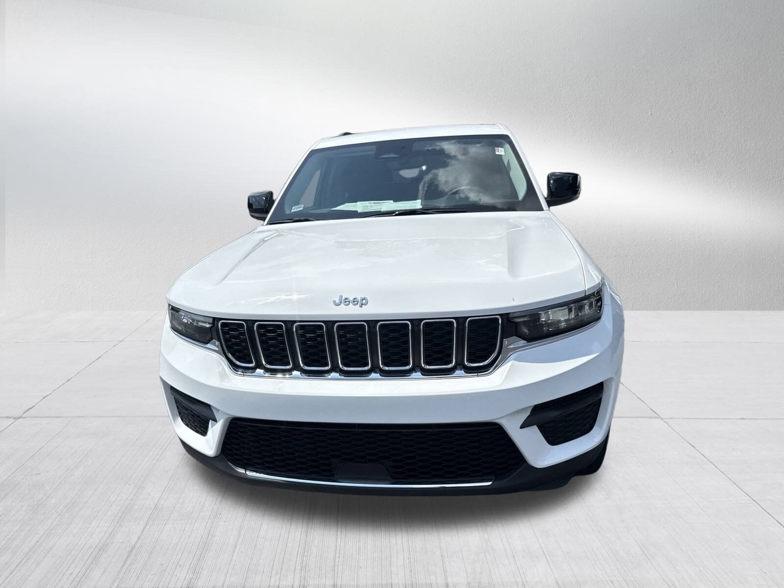 2023 Jeep Grand Cherokee Laredo photo 2
