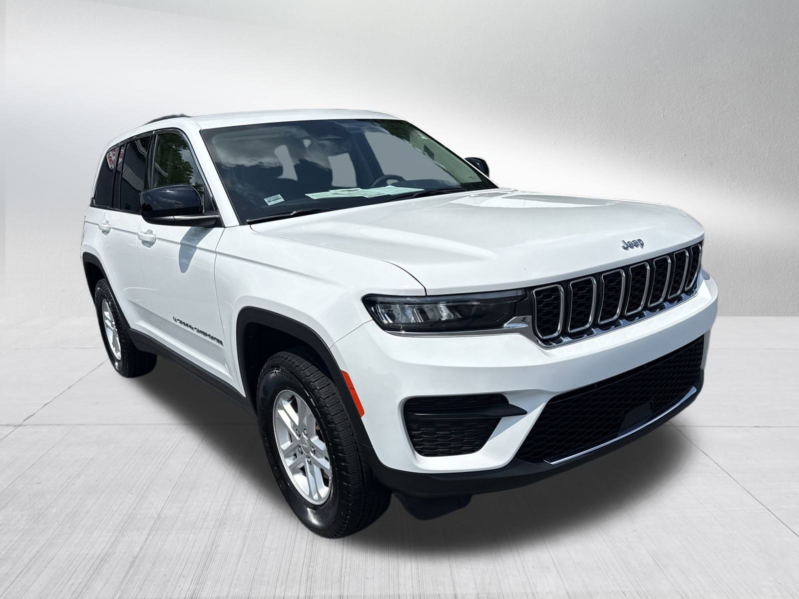 2023 Jeep Grand Cherokee Laredo photo 3