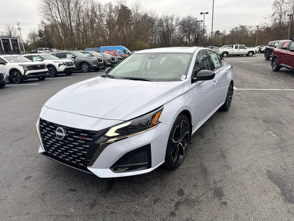 2025 Nissan Altima SR's photo