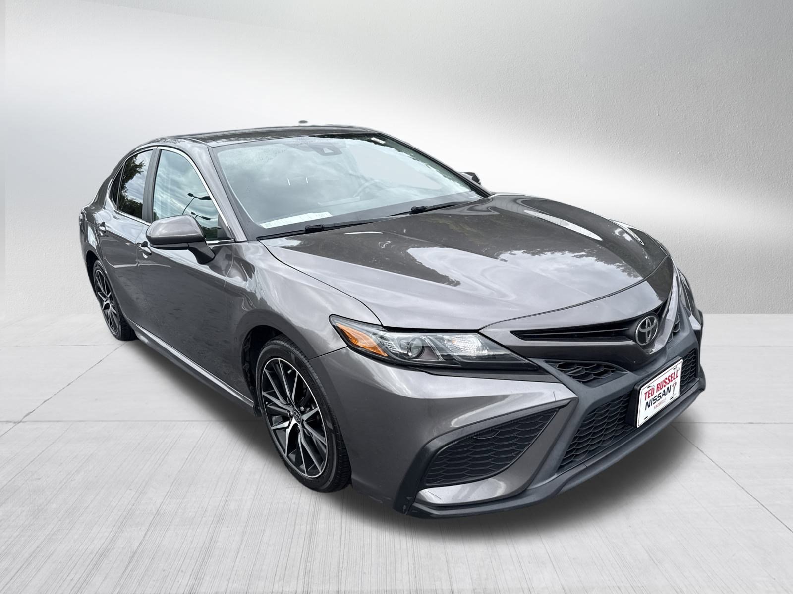 2021 Toyota Camry SE photo 3