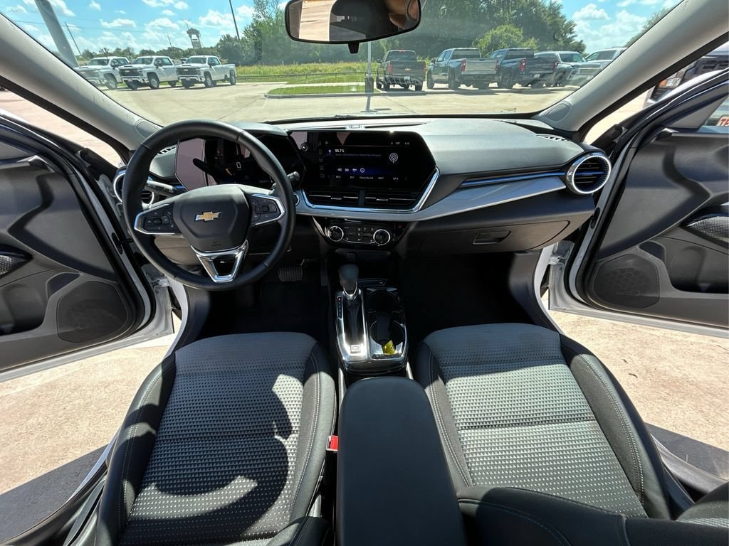 2025 Chevrolet Trax LT - Photo 22