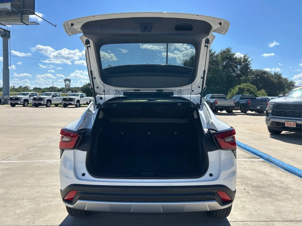 2025 Chevrolet Trax LT - Photo 12