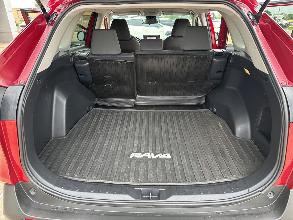 2021 Toyota RAV4 XLE - Photo 17