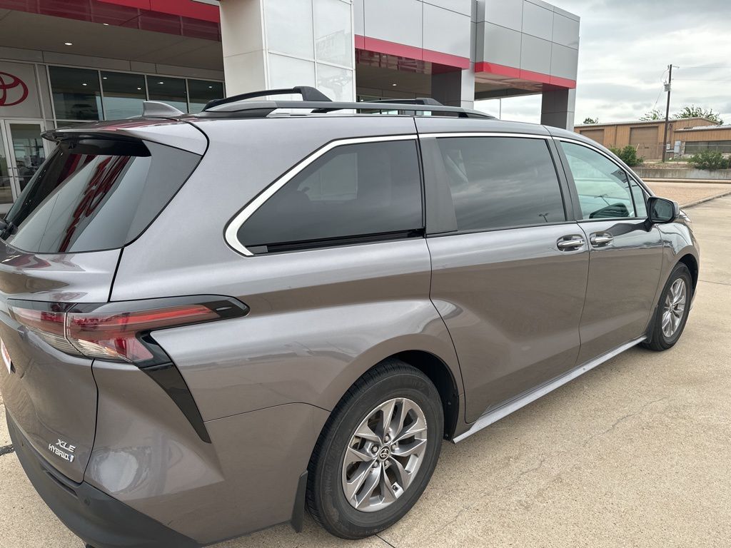 2023 Toyota Sienna XLE - Photo 6
