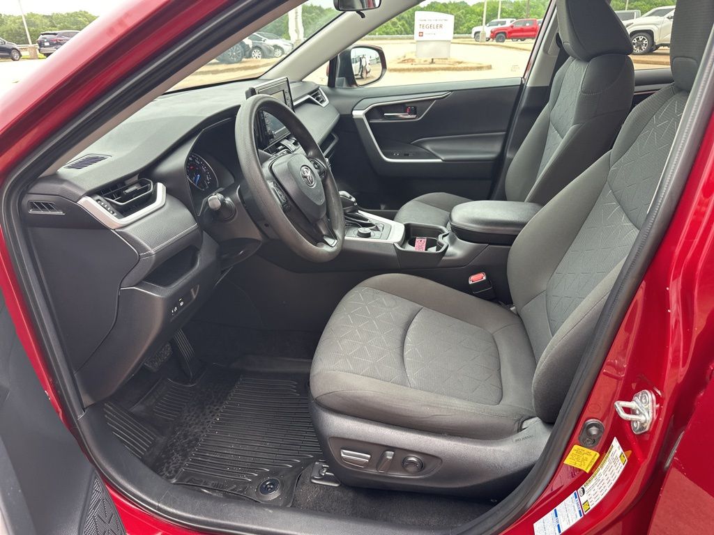 2021 Toyota RAV4 XLE - Photo 15