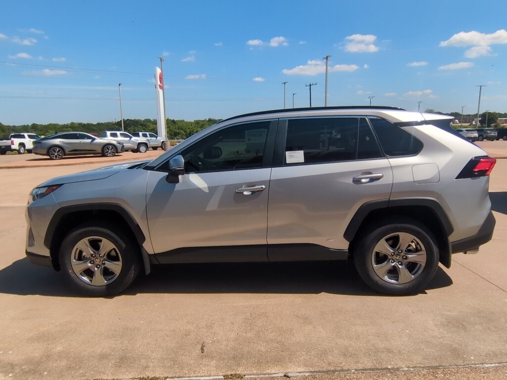 2025 Toyota RAV4 Hybrid XLE photo 3