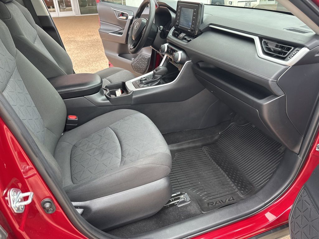 2021 Toyota RAV4 XLE - Photo 19