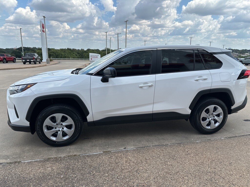 2025 Toyota RAV4 LE photo 4