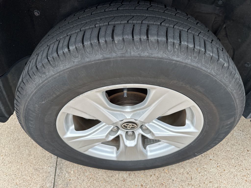 2021 Toyota RAV4 XLE - Photo 21