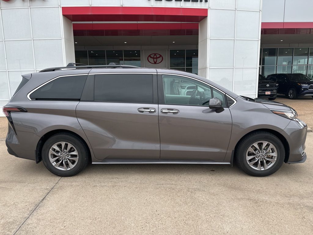 2023 Toyota Sienna XLE - Photo 7