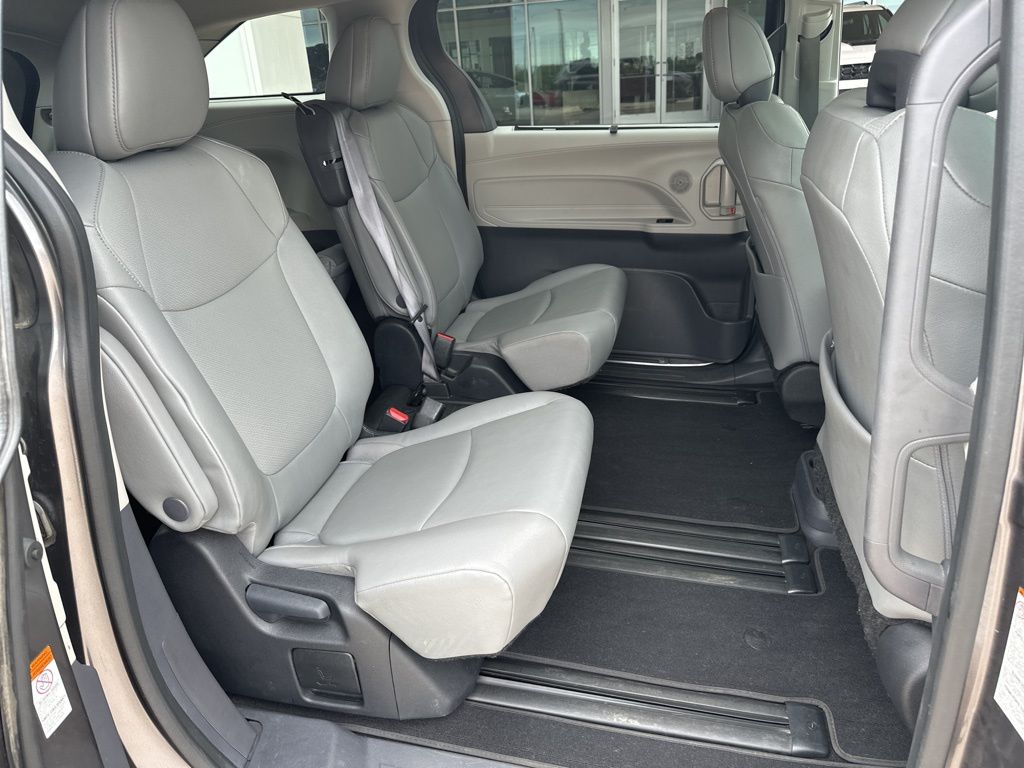 2023 Toyota Sienna XLE - Photo 18