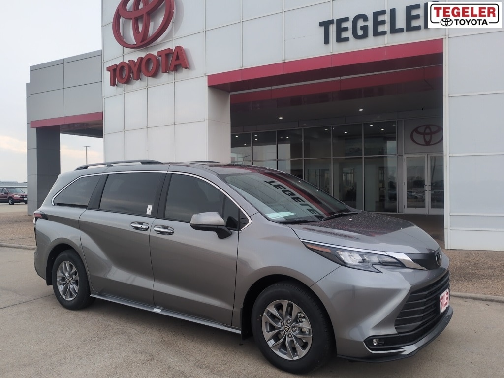 2026 Toyota Sienna XLE's photo