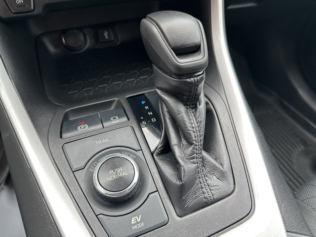2021 Toyota RAV4 XLE - Photo 11