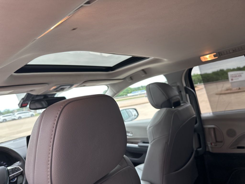 2023 Toyota Sienna XLE - Photo 16
