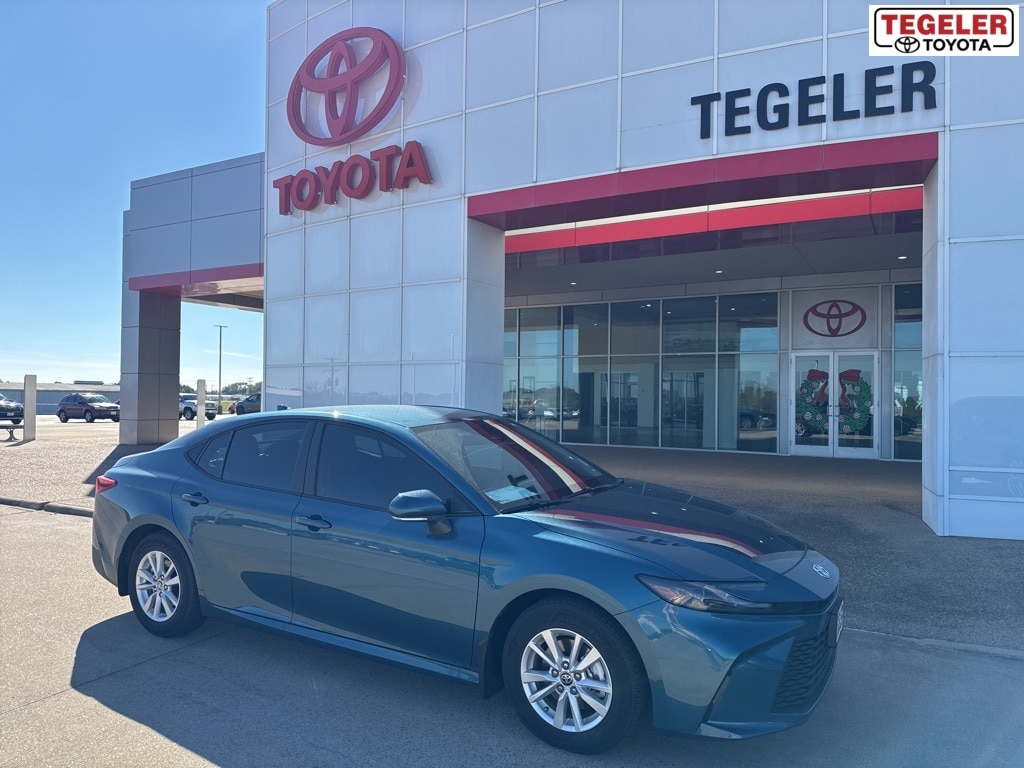 2026 Toyota Camry LE's photo