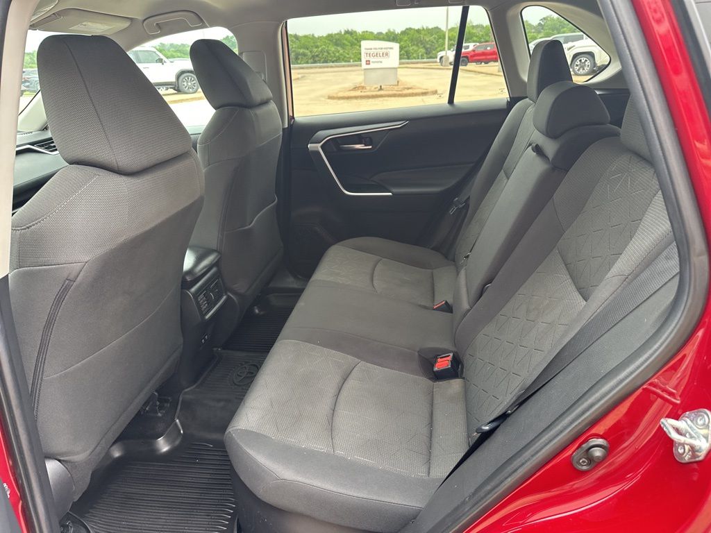 2021 Toyota RAV4 XLE - Photo 16