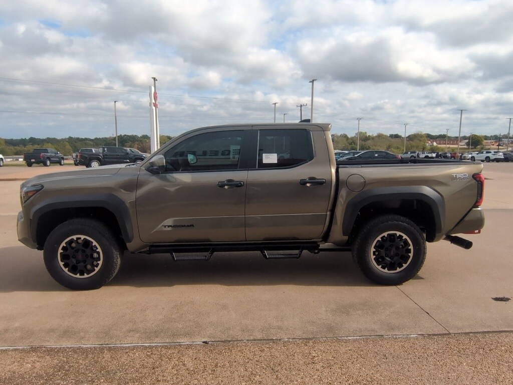 2025 Toyota Tacoma TRD Off-Road Double Cab photo 2