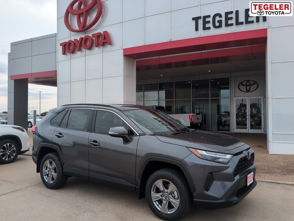 2025 Toyota RAV4 XLE's photo