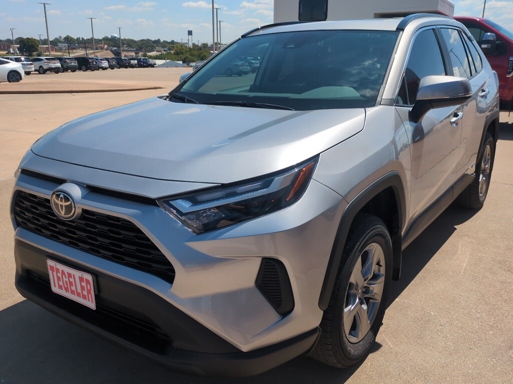 2025 Toyota RAV4 Hybrid XLE photo 2