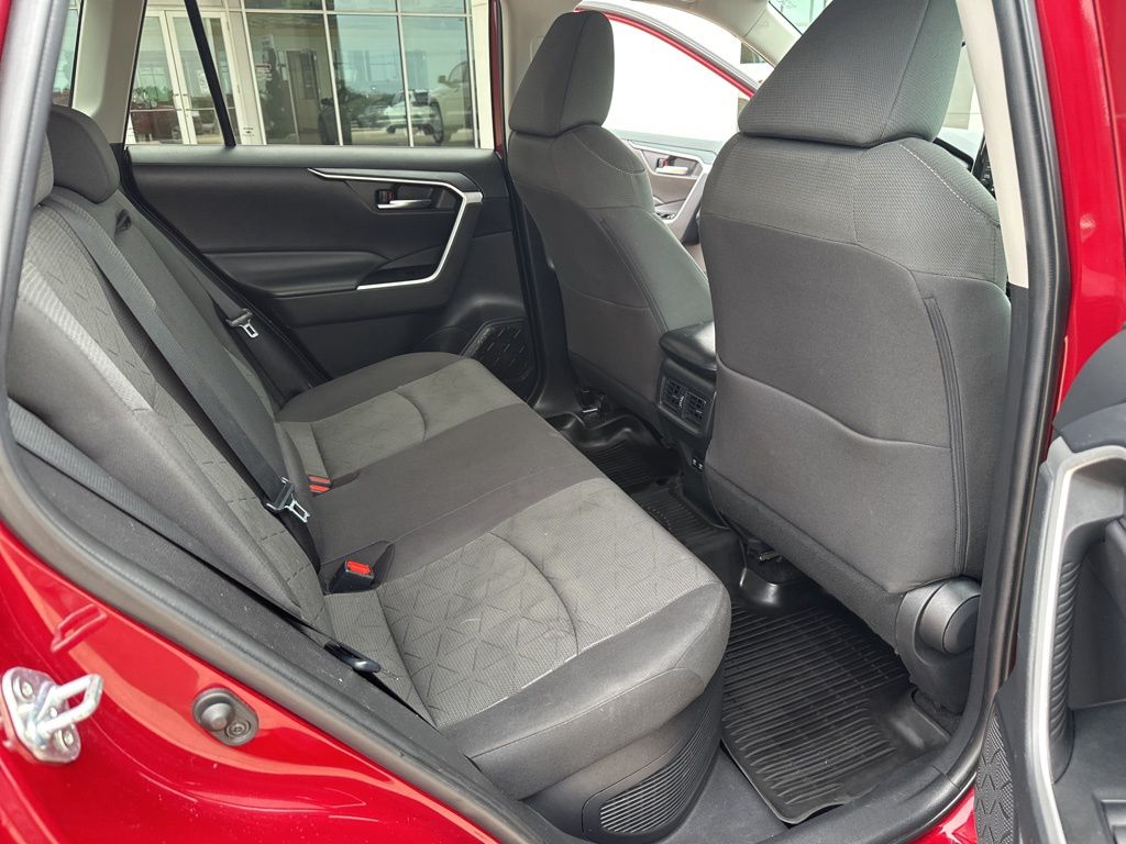 2021 Toyota RAV4 XLE - Photo 18