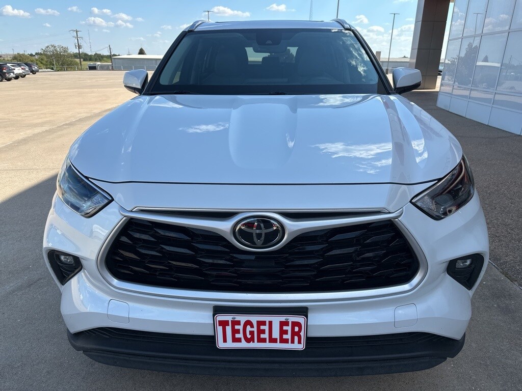 2022 Toyota Highlander XLE photo 2