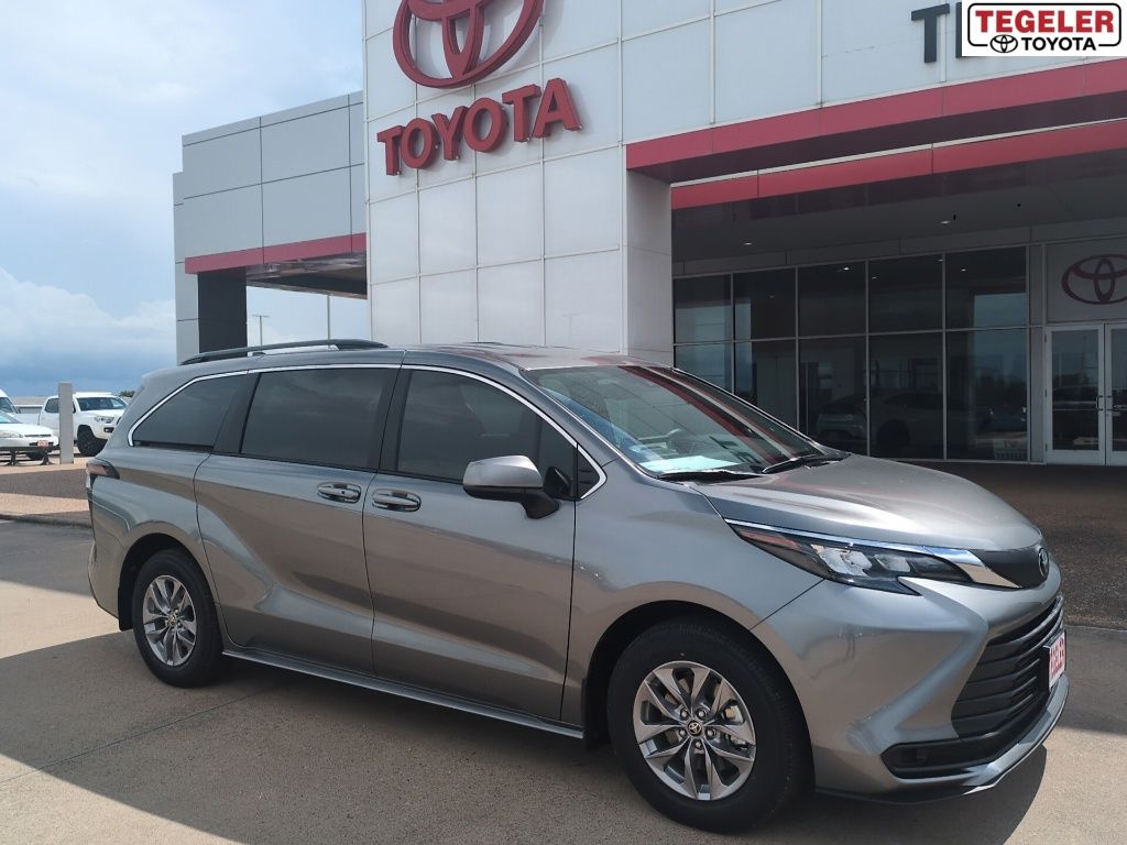 2026 Toyota Sienna LE 8-Passenger Hybrid FWD's photo