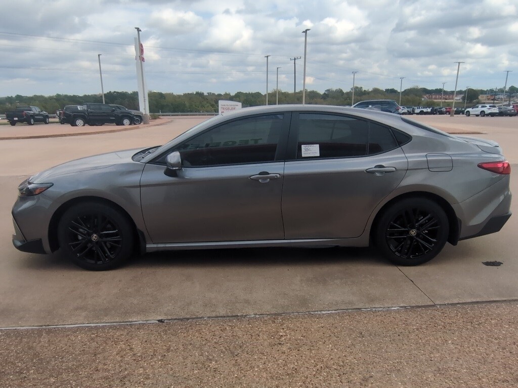 2026 Toyota Camry SE photo 3