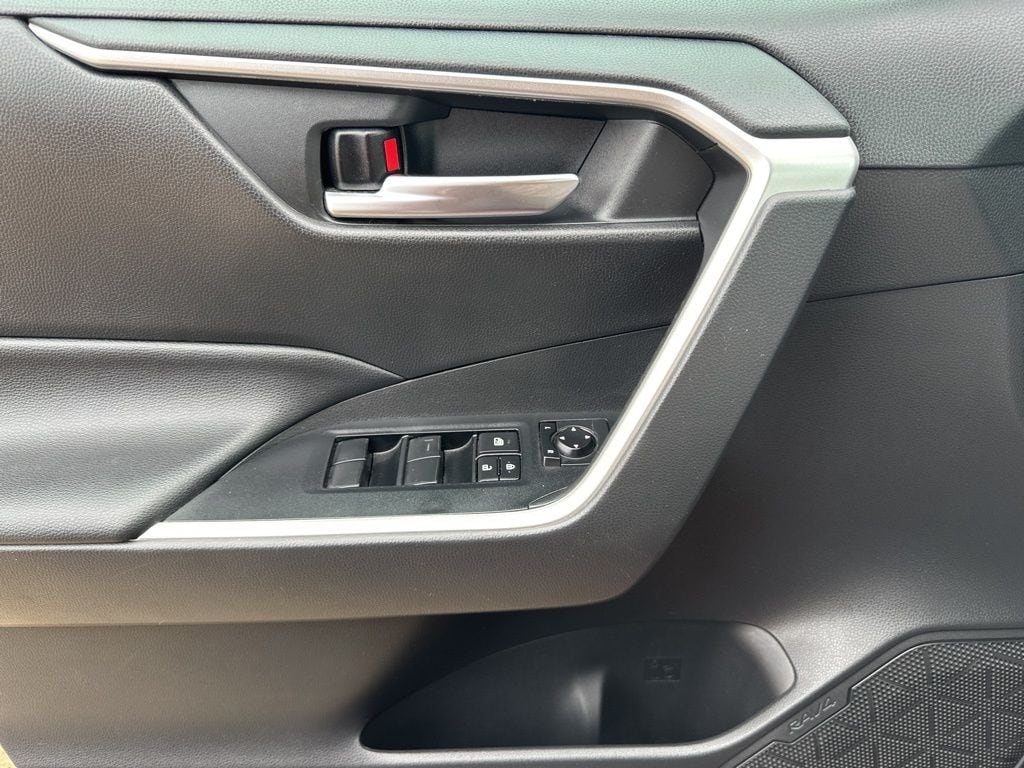 2021 Toyota RAV4 XLE - Photo 14
