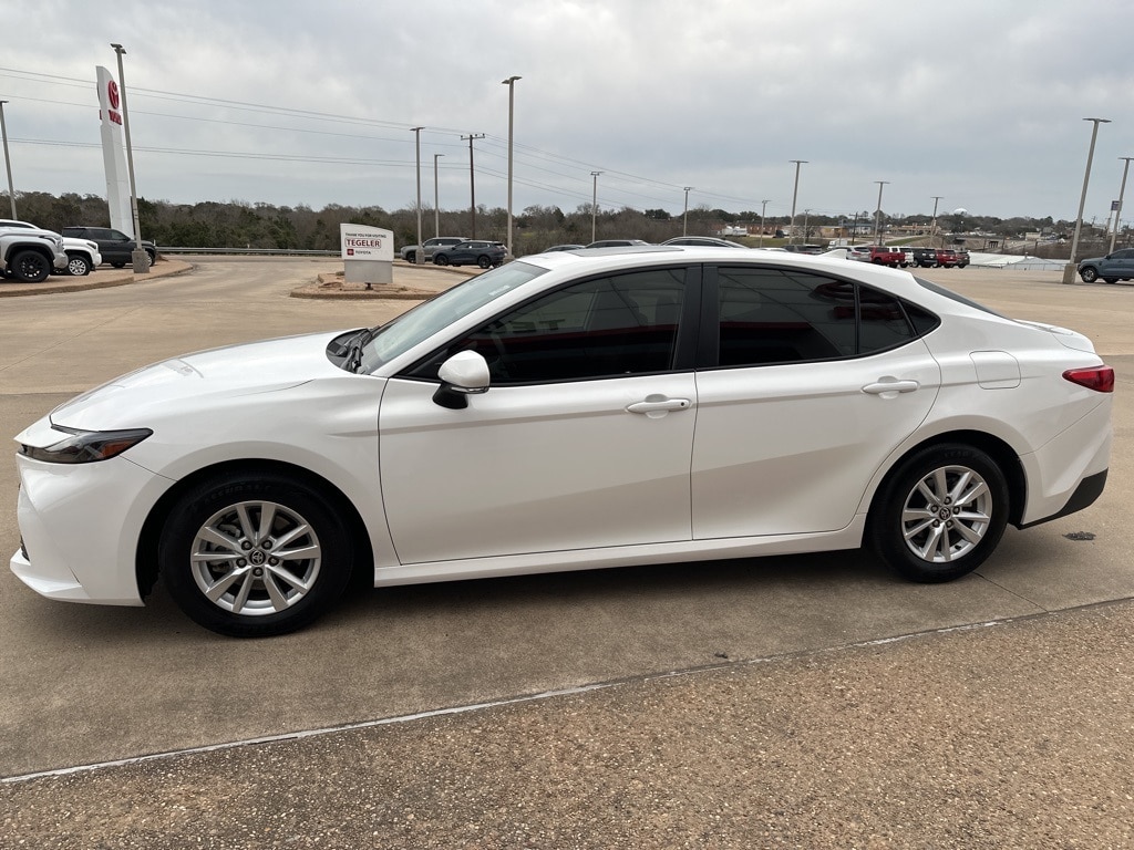 2025 Toyota Camry LE photo 3